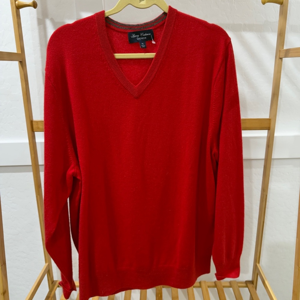 100% cashmere Daniel Cremieux V-Neck Sweater in Vibrant Red